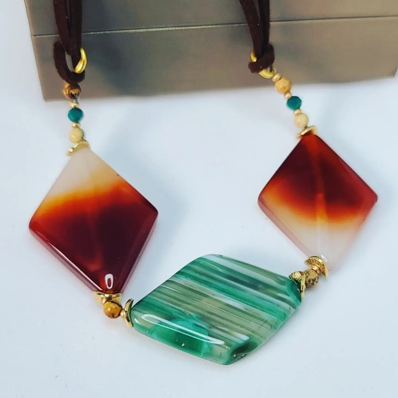 Red and Green Agate cord necklace - Picture 4 of 4
